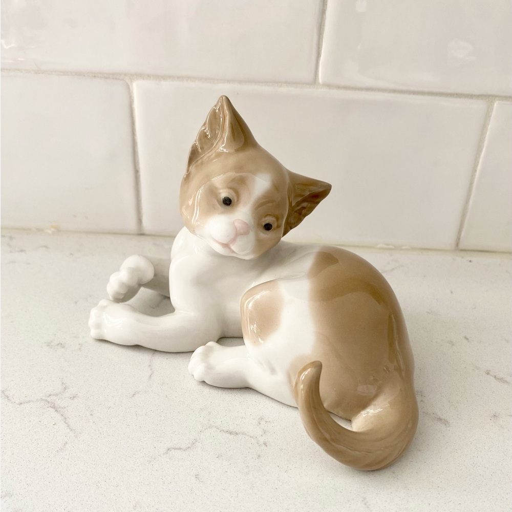 Lladro 1981 Surprised Cat Figurine